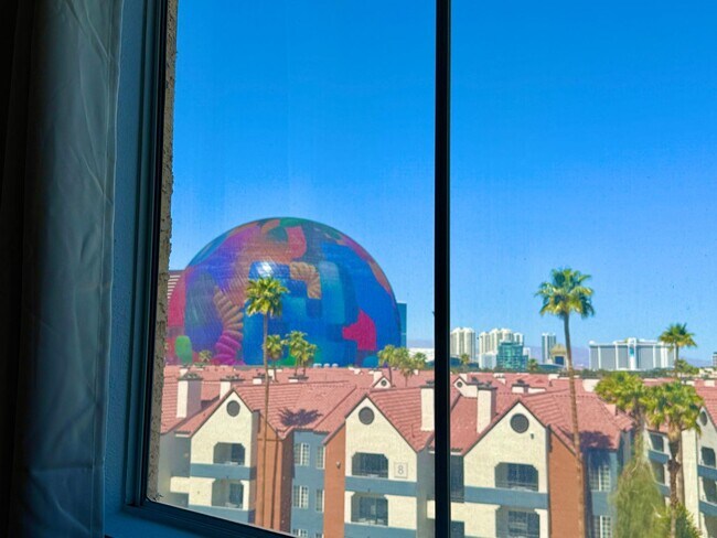 Building Photo - **MOVE-IN-SPECIAL $500 OFF 1st MO RENT** M...