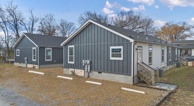 Building Photo - 2000 Huff Pl