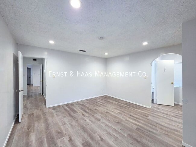 Building Photo - 904 S Kenmore St