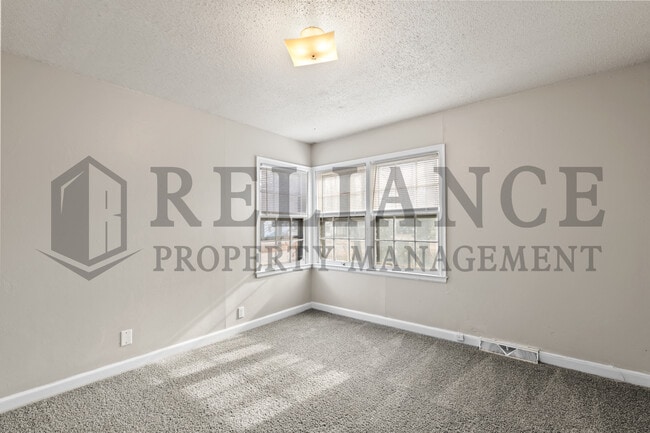 Building Photo - 1125 W 16th St N