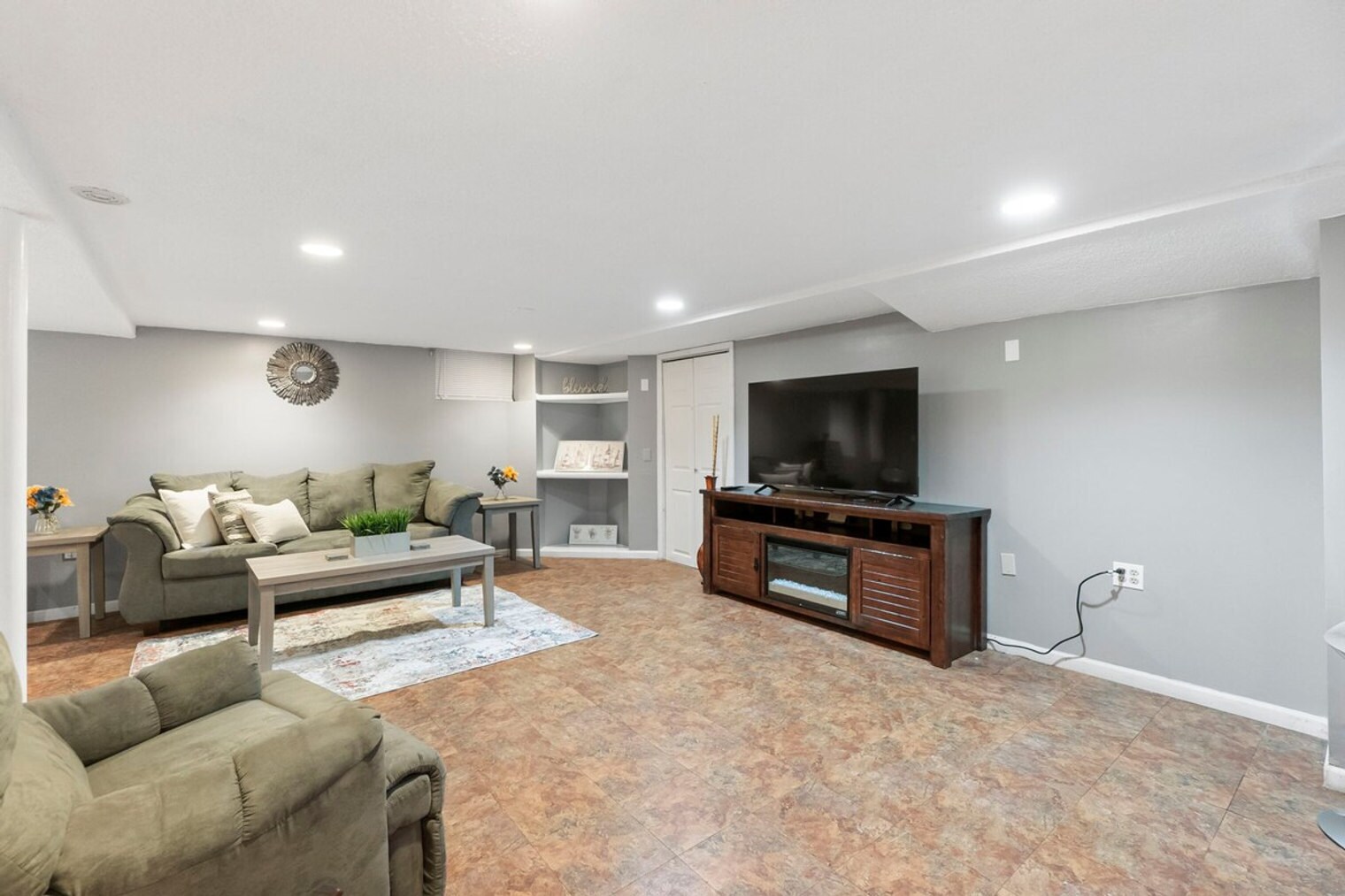 Building Photo - 4920 Lake Ct