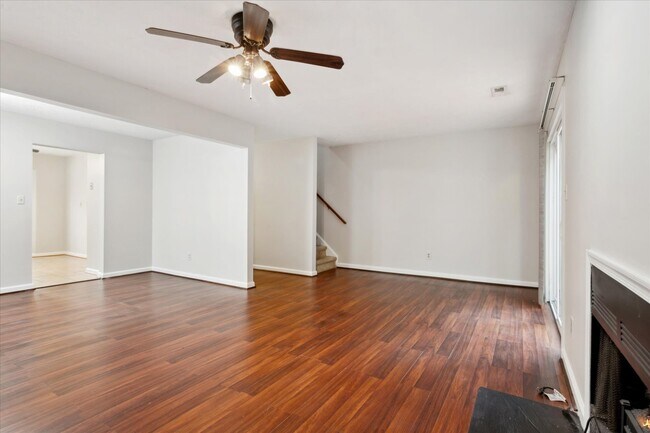 Spacious great room opens to the back deck & the fully fenced backyard - 1644 Skiffes Creek Cir