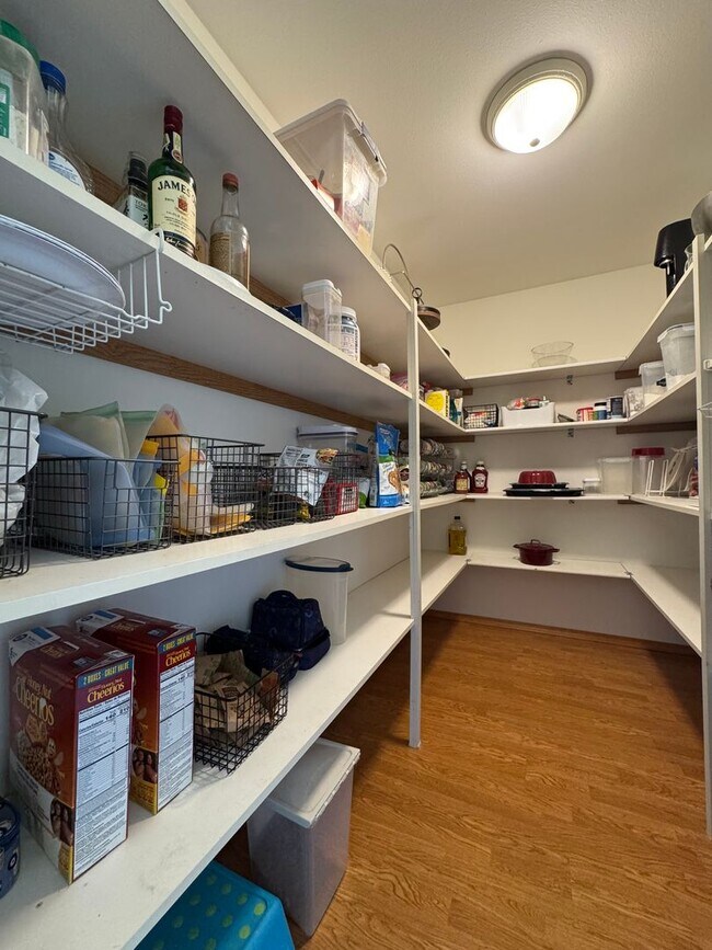 Building Photo - Expansive & Modern 4-Bedroom Home for Rent