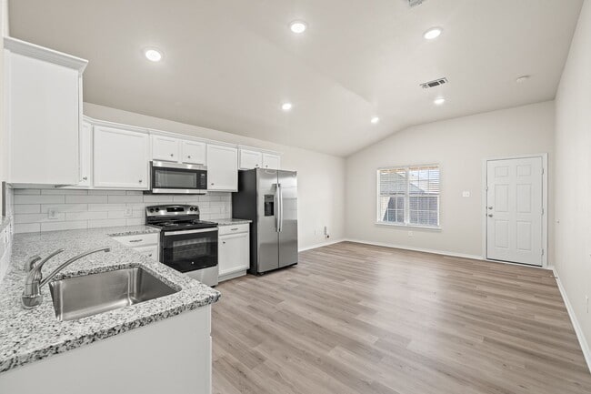 Building Photo - Large 3/2/2 in Frenship ISD!