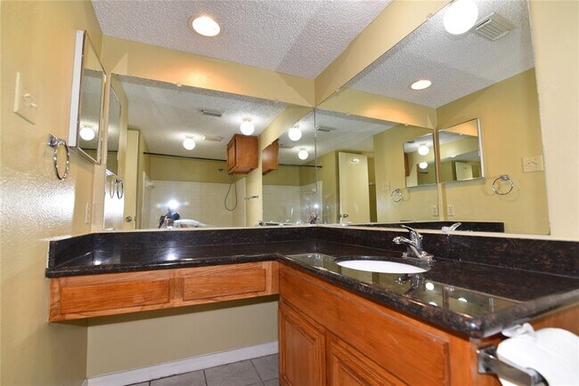 Building Photo - 12400 Overbrook Ln