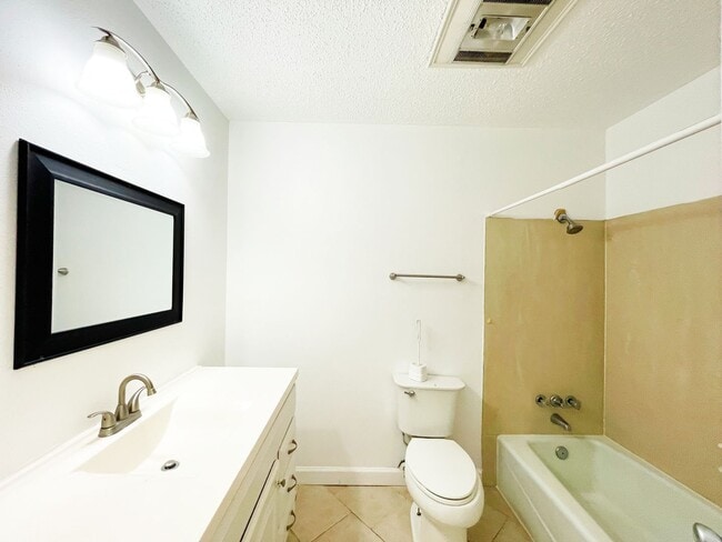 Building Photo - Spacious 4 Bedroom Home with Bonus Room in O'Neal Place
