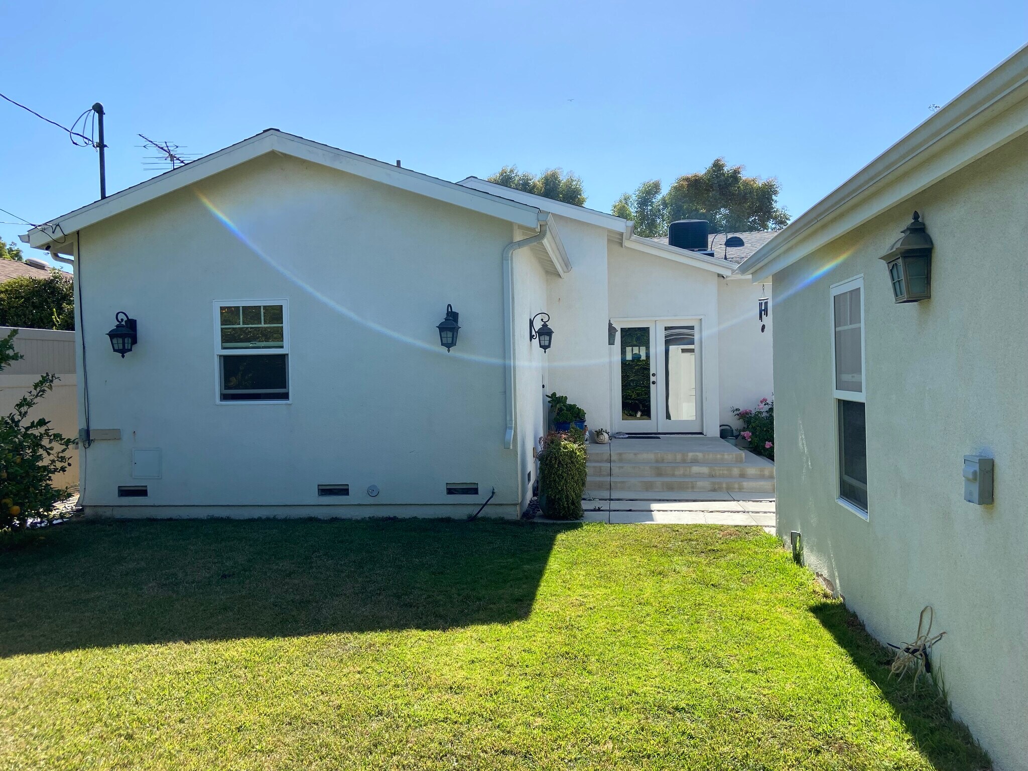 Building Photo - 4470 Stansbury Ave