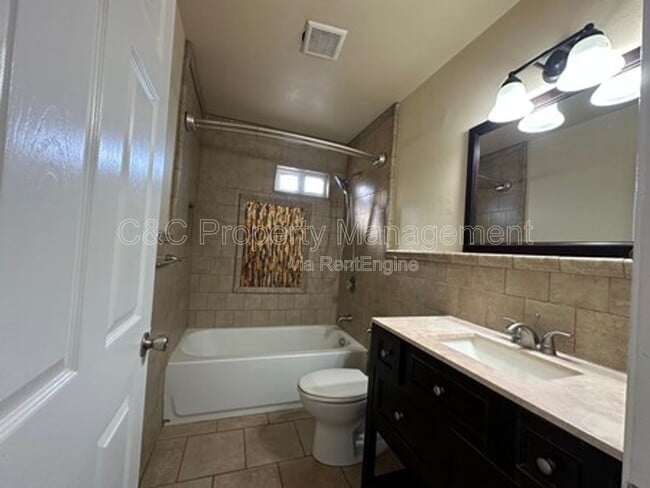 Building Photo - 1932 Lincoln St