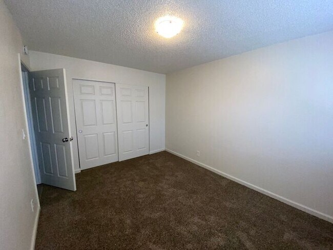 Building Photo - Reno Duplex - Pet Friendly, Garage, Dishwa...