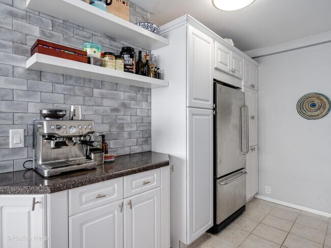 Building Photo - 1850 N Clark St