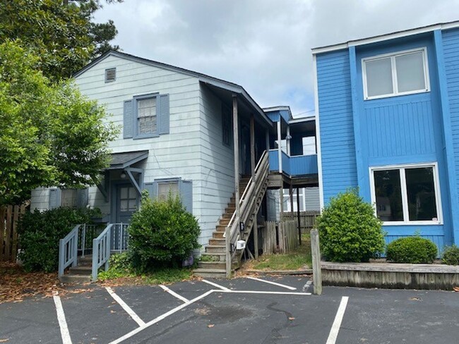 Building Photo - Available June 2025 - 2nd floor apartment ...