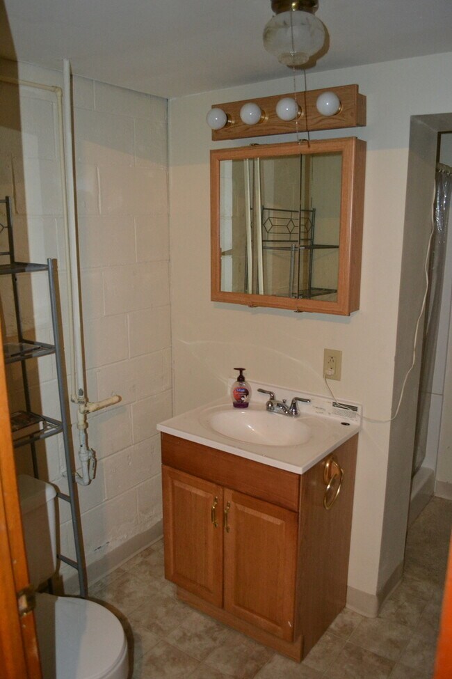 Building Photo - Nice 3-4 Br, 2 Bath Ranch style home, fenced in yard, garage, patio, full basement