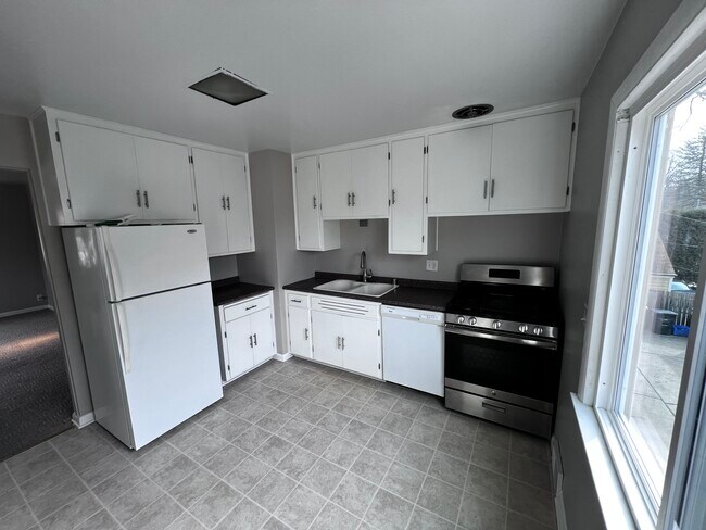 Building Photo - 1258 Martha Washington Dr