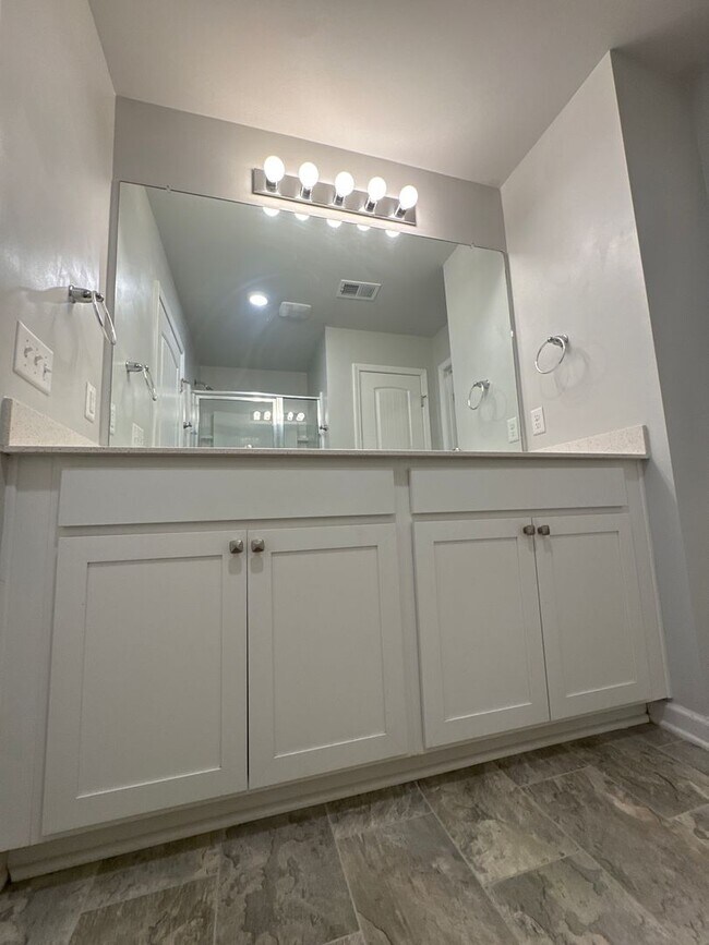 Building Photo - Enjoy Modern Living in This Stylish Woodbridge Glen Townhome!