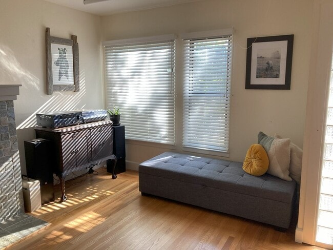 Building Photo - Beautiful Home Walking Distance To Town an...