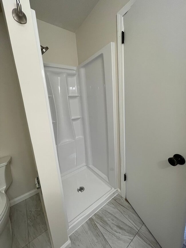 Building Photo - GREAT FAMILY HOME! FULLY FENCED YARD!