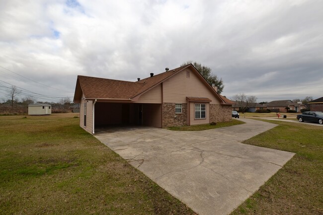 Building Photo - Newly updated 4 bedroom, 2 bath home in Me...