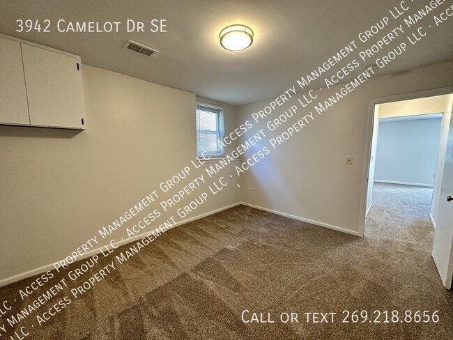 Building Photo - 3942 Camelot Dr SE