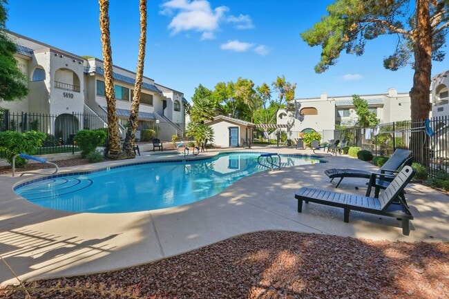 Building Photo - Beautifully Updated 2BR/2BA Downstairs Con...