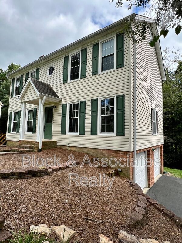 Building Photo - 1613 Round Hill Cir