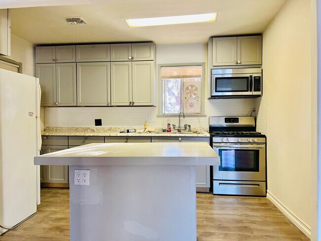 Building Photo - 18427 Bessemer St