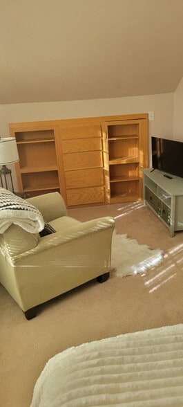 Building Photo - 1055 NE Grandview Dr