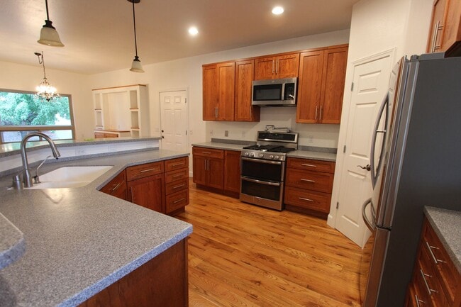 Building Photo - Stunning Boulder Pointe home with Huge Bon...