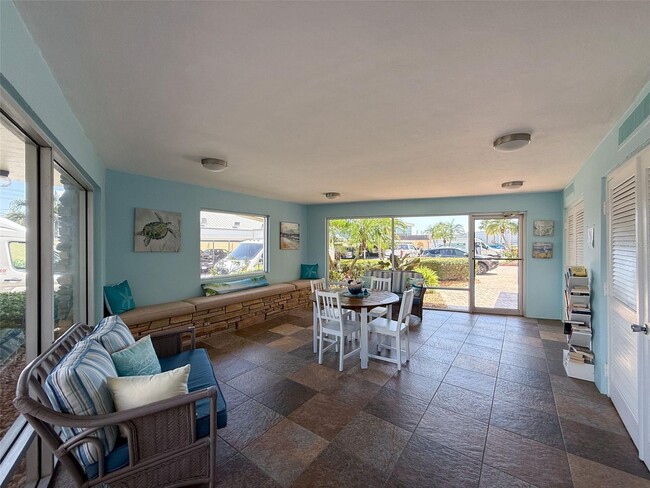 Building Photo - 4550 Cove Cir