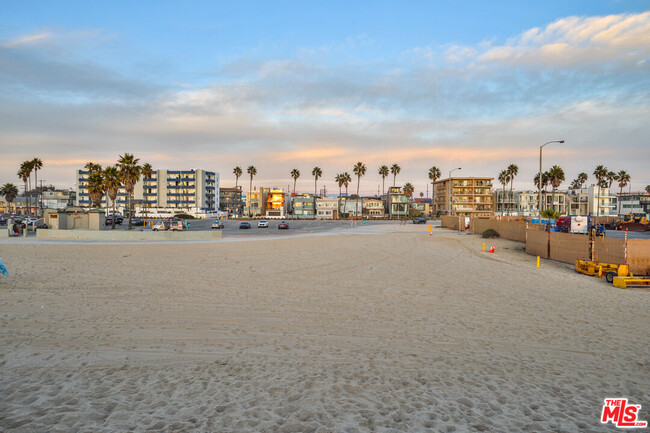 Building Photo - 2207 Ocean Front Walk