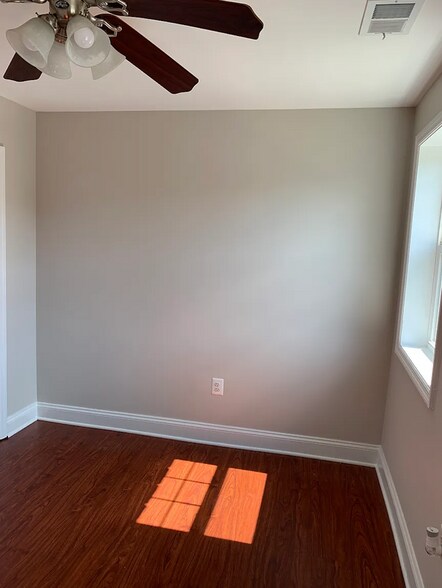 Building Photo - 3878 9th St SE