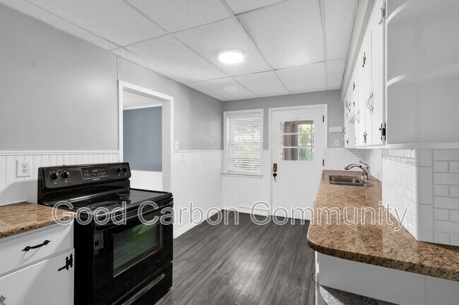 Building Photo - 4470 Seneca St