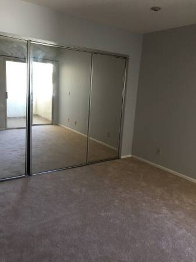 Building Photo - This is a great opportunity to rent a 2 bedroom at a competitive price in Tarzana.