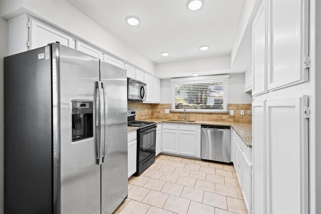 Building Photo - 3218 Sycamore Springs Dr