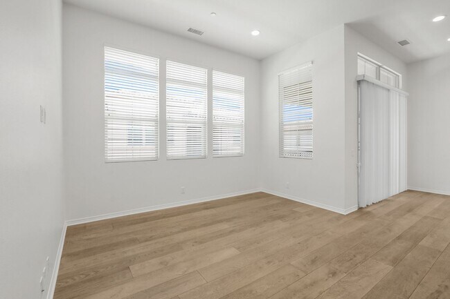 Building Photo - Desirable Eastwood Village Home