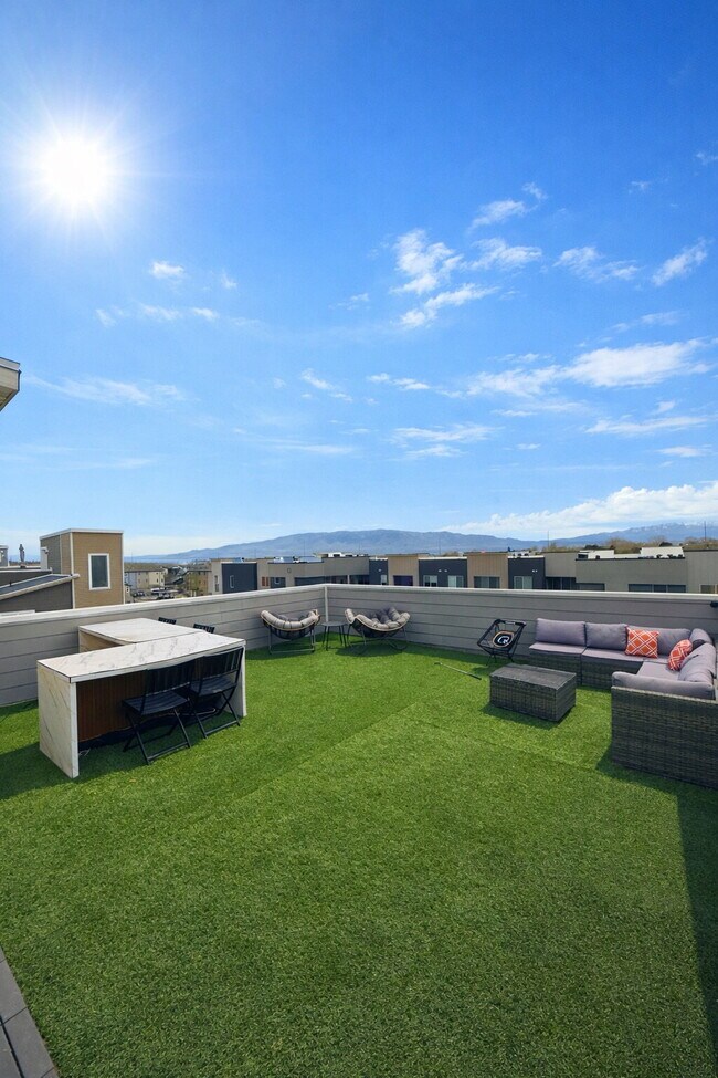 Building Photo - "Spacious 4-Bed Townhouse with Scenic Views & Rooftop Patio in American Fork!"