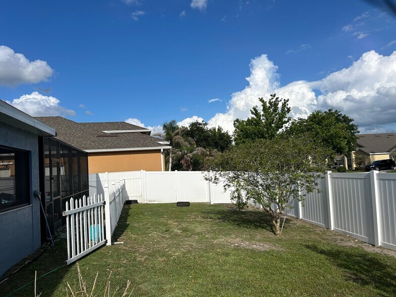 Building Photo - 2105 Woodsedge Dr