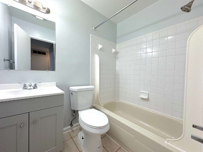 Building Photo - Charming Townhome with Modern Touches & Commuter Convenience!