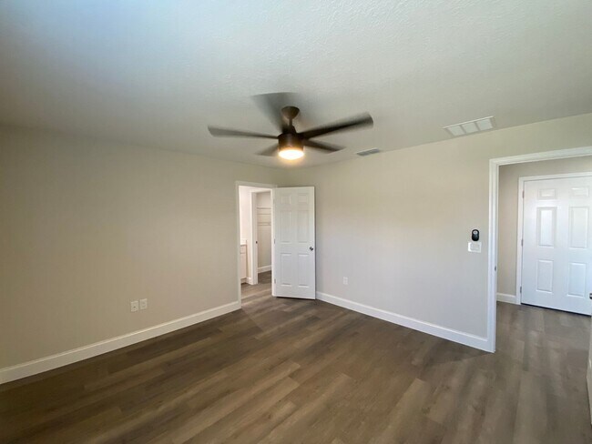 Building Photo - Desirable SW Ocala Neighborhood, 3/2/2 **W...