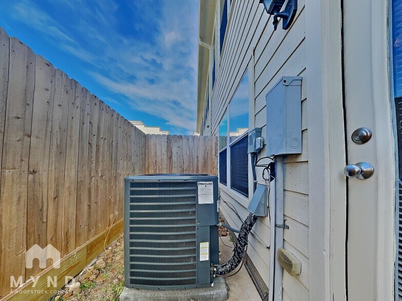 Building Photo - 3412 Honsinger St