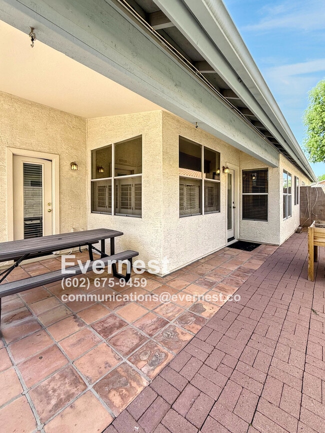 Building Photo - 3-Bedroom Home Near Schools and Everyday E...