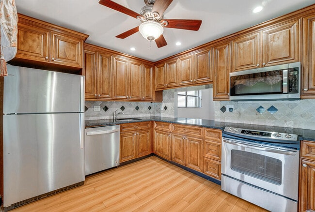 Building Photo - 104 Lake Helen Dr