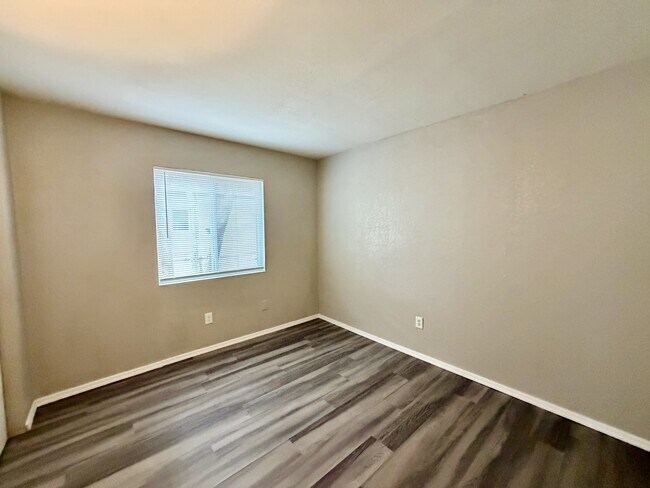 Building Photo - 2645 N Alvernon Way