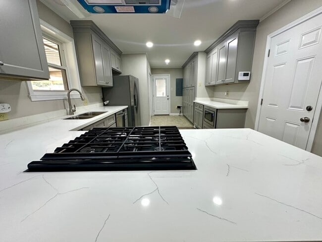 Building Photo - 1005 E Grace St