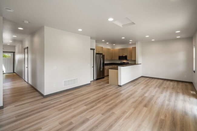 Building Photo - Gorgeous 3 Bedroom condos with double stal...