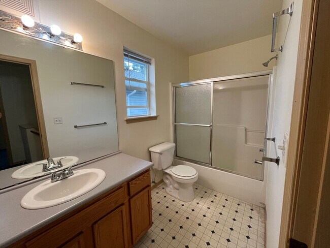 Building Photo - Three Bedroom Townhouse Style Unit