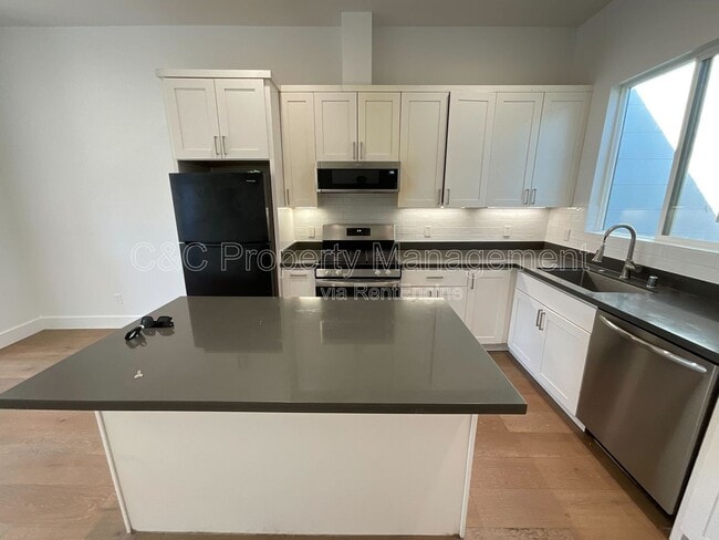 Building Photo - 182 Los Olivos Ave