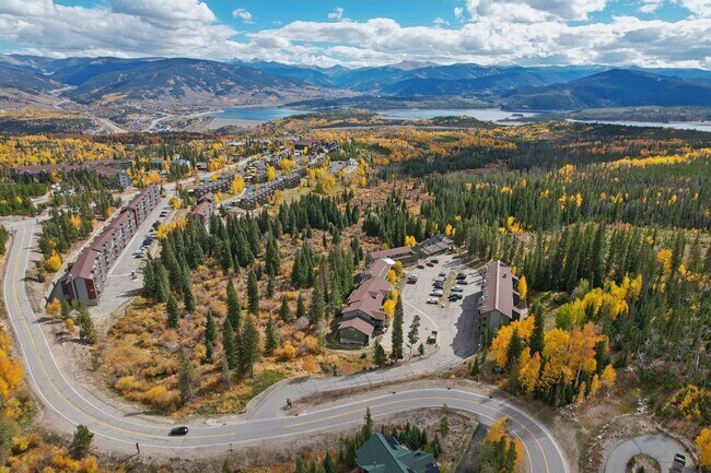 Building Photo - Serenity and Views with this 3 bedroom/3Bathroom Townhome in Buffalo Ridge