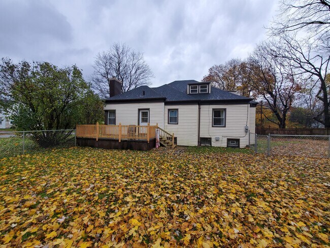 Building Photo - 85 Lyndale Dr