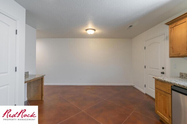 Building Photo - DOG-FRIENDLY 3 Bedroom Townhome with INTERNET INCLUDED!