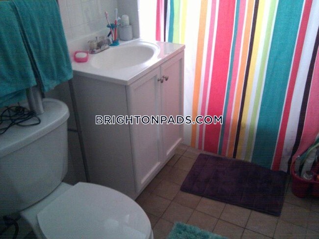 Building Photo - 12 Lake St